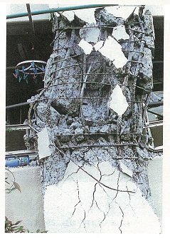 充腹形SRC造の柱の破壊状況（阪神・淡路大震災の調査報告書より。西村教授撮影）