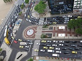 渋滞緩和のためラッシュ時は車線を全て一方向にするリオデジャネイロ市内の道路（山口准教授撮影）