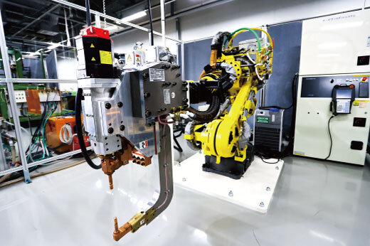 ４号館１階の「メカラボ」に導入された抵抗スポット溶接ロボット