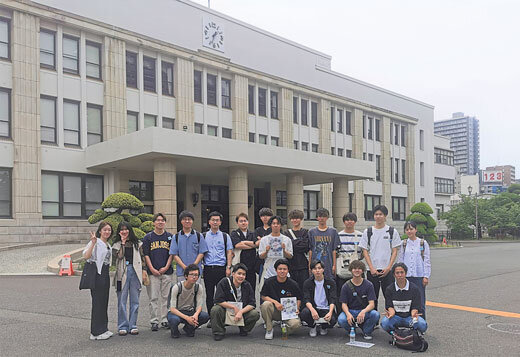 造幣局本局を訪れてお金の歴史を学んだ羅ゼミ生＝２０２３年５月