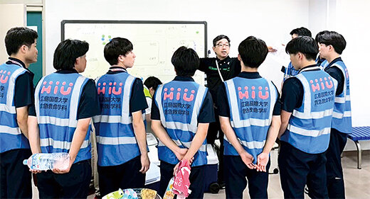 傷病者への初期対応を学生に指導する吉川准教授（中央）