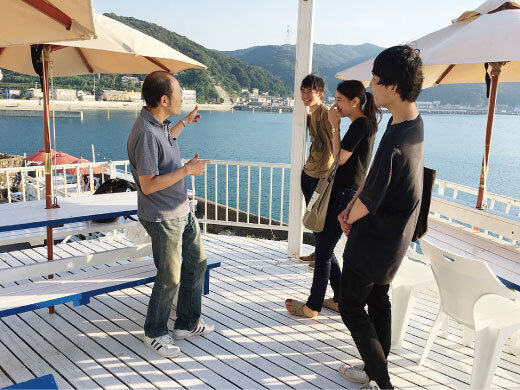 連携先の和歌山県由良町でゼミ生とフィールドワークする植杉教授（左）