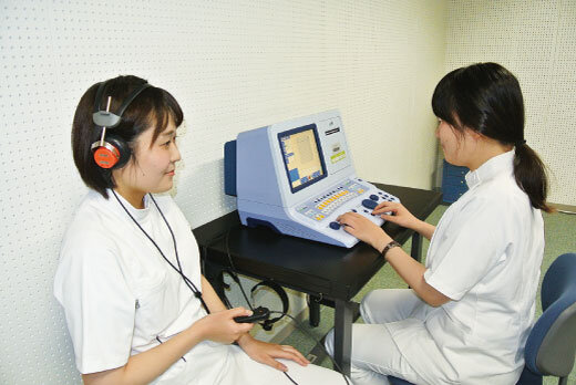 聴力検査の実習をする学生