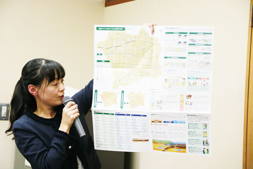 防災マップを手に講演
