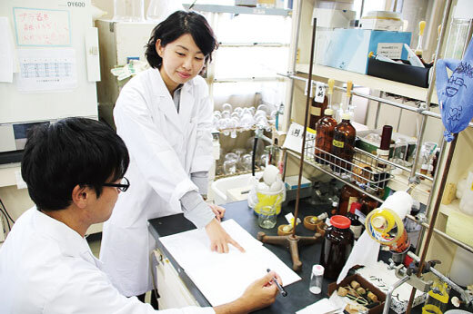 学生を指導する軽尾助教