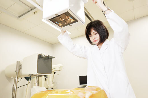 東広島キャンパスのＸ線実習室で