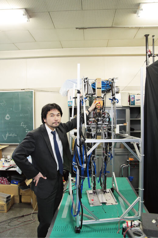 開発した柔軟体幹の2足歩行ロボット