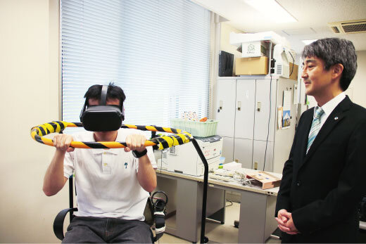 北山祭でも披露した装置を試すゼミの学生と