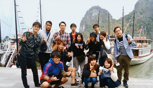 昨年３月、ゼミ生とベトナムの日本企業などを訪問（後列左から４人目が 西之坊准教授）