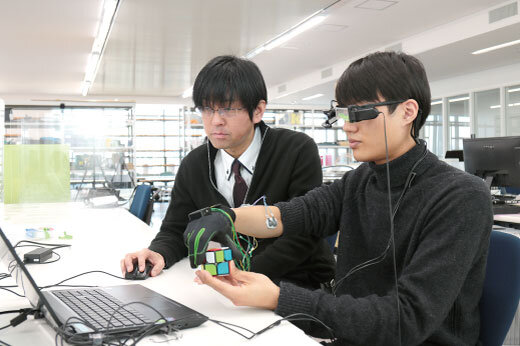 スマートグラスに映し出された工程に沿って8色をそろえていく