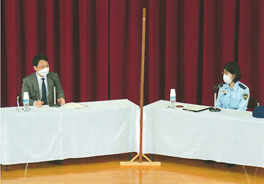 和歌山刑務所で講話する島田准教授（左）