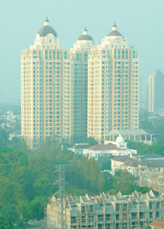 経済発展を象徴する首都・ジャカルタ市内の高層ビル群