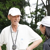 孫のような高校生に笑顔で声を掛ける